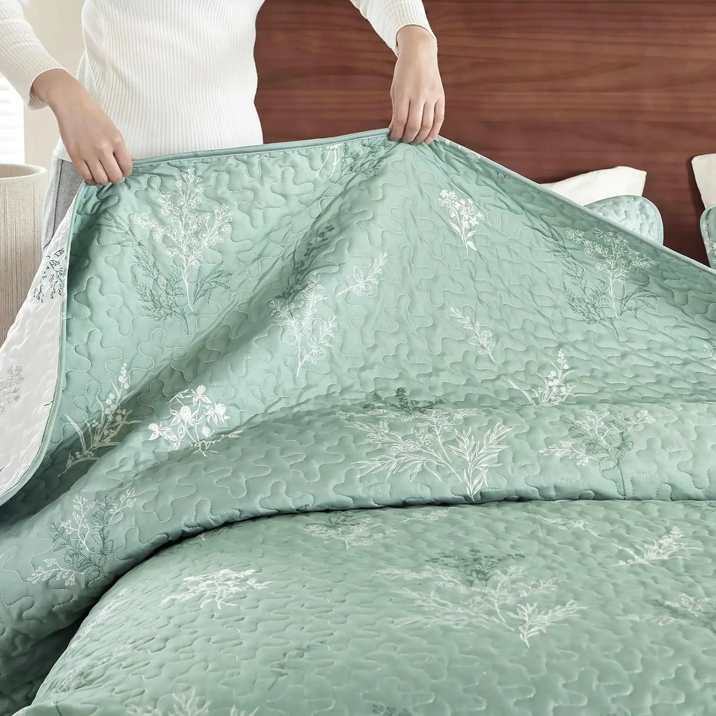 Reversible Sage Green Floral Quilt Queen Size Set with Pillow Cases, Lightweight Microfiber Bedding