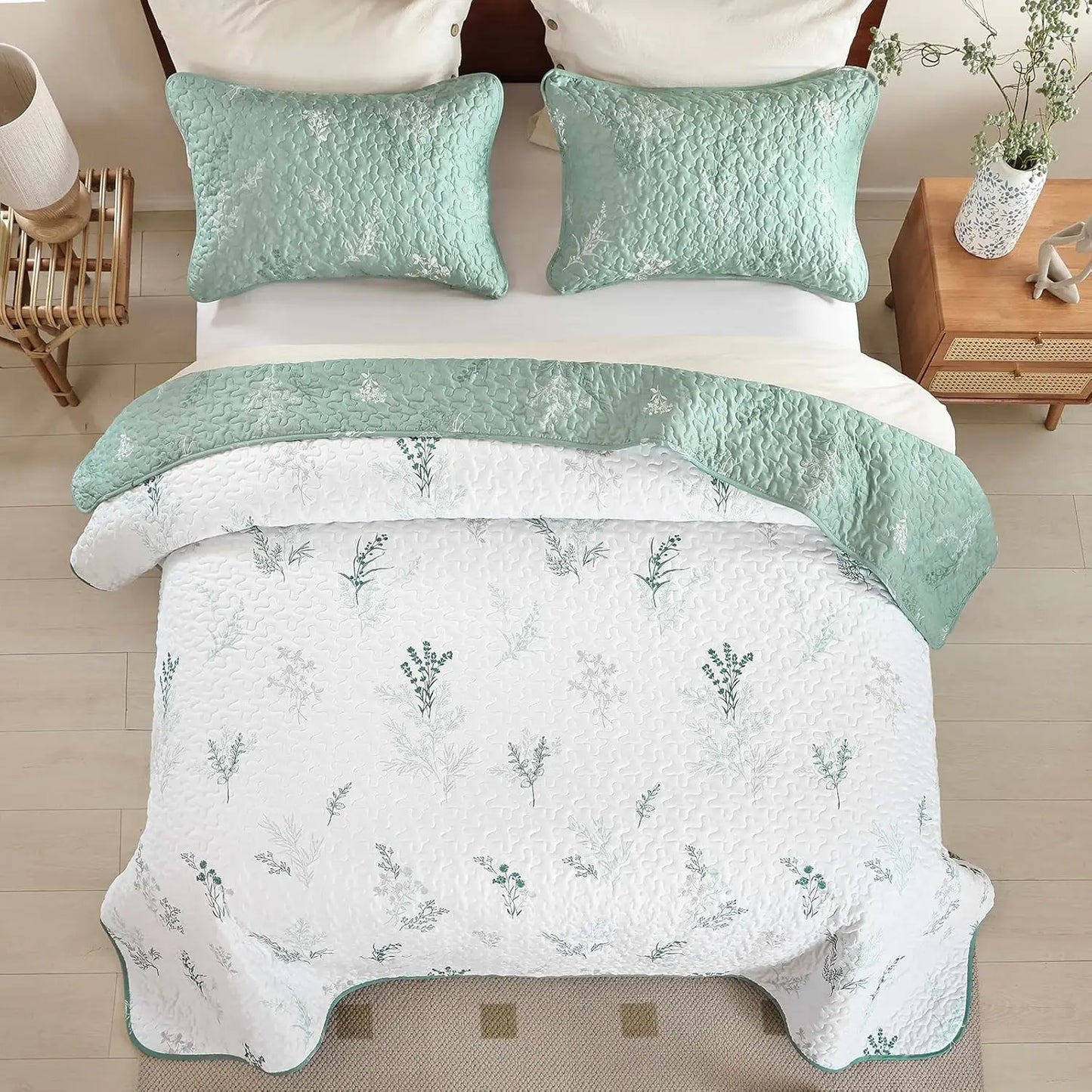 Reversible Sage Green Floral Quilt Queen Size Set with Pillow Cases, Lightweight Microfiber Bedding